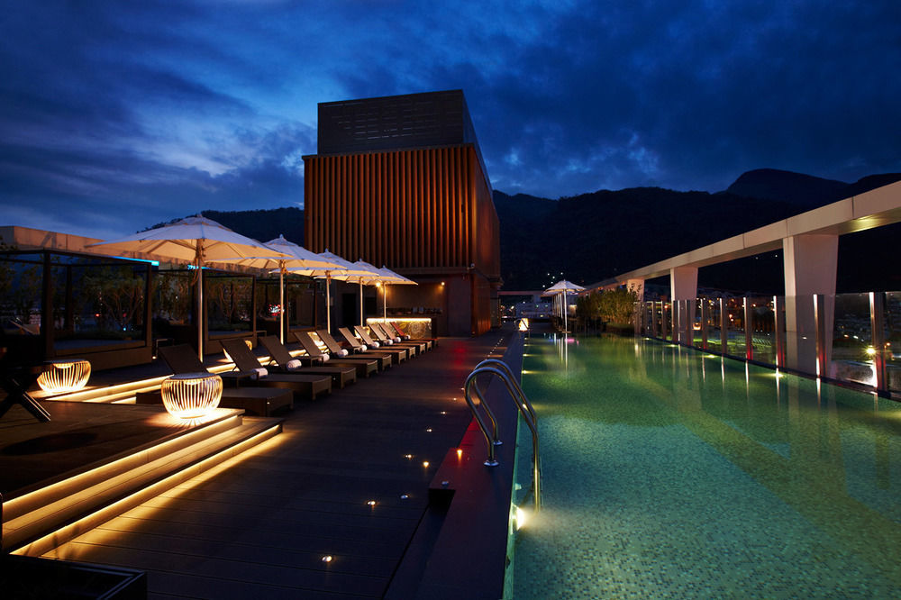 礁溪晶泉丰旅 Wellspring By Silks Jiaoxi Hotel Exterior foto The swimming pool at The Landmark Mandarin Oriental