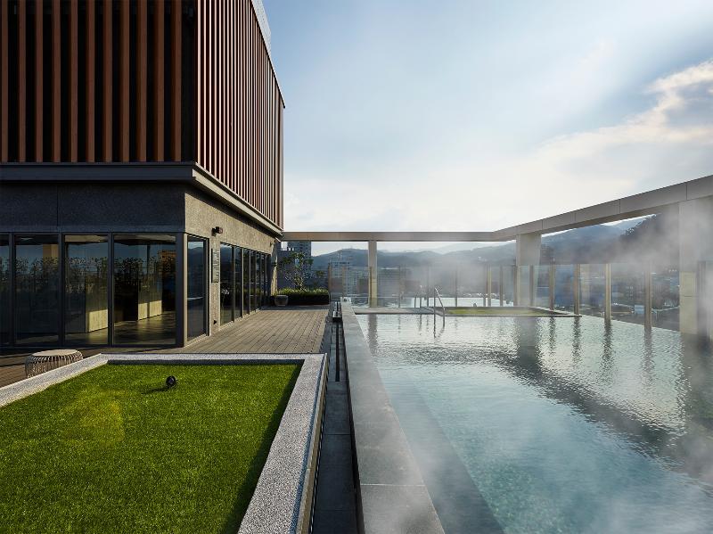 礁溪晶泉丰旅 Wellspring By Silks Jiaoxi Hotel Exterior foto The rooftop pool at the hotel